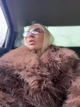 Snapshot of NewLale chatting on 04.12.26 NewLale online show from 04.12.26