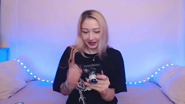 Snapshot of Emily_hardcore chatting on 10.09.25 Emily hardcore online show from 10.09.25