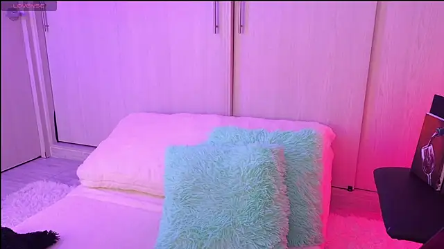 Snapshot of Yues050600 chatting on 02.18.25 Yues050600 online show from 02.18.25