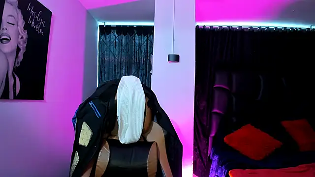 Snapshot of martina_foxy_ chatting on 02.10.25 martina foxy online show from 02.10.25