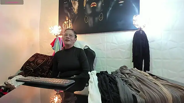 miss lucero1 online show from 10.21.25