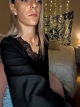 Snapshot of Nikiita-28 chatting on 09.24.25 Nikiita-28 online show from 09.24.25