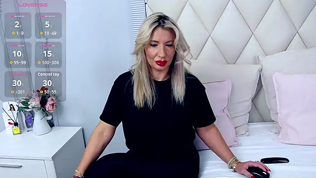 Snapshot of GinaBear chatting on 09.29.25 GinaBear online show from 09.29.25