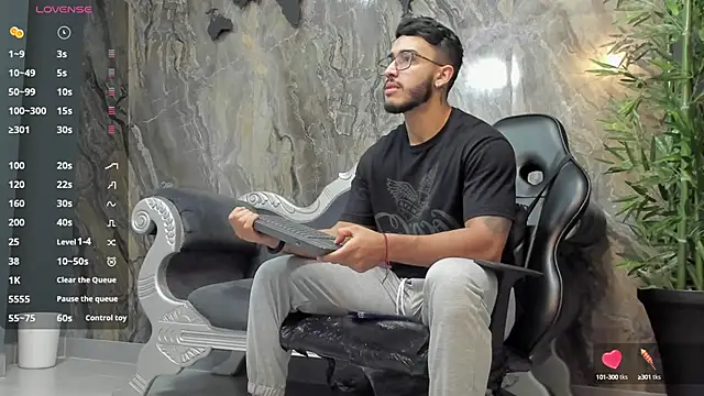 Liam Kleiin online show from 01.08.25