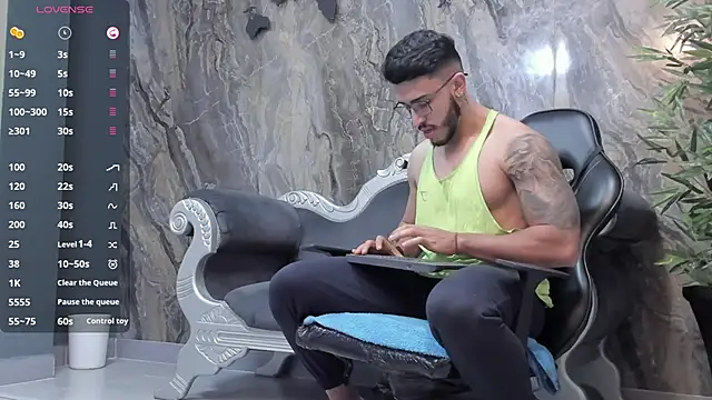 Liam Kleiin online show from 01.11.25