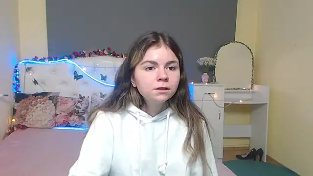 Snapshot of TinaRedly chatting on 05.01.26 TinaRedly online show from 05.01.26