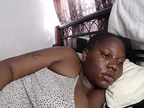 Snapshot of Whimsicalwillow chatting on 11.19.25 Whimsicalwillow online show from 11.19.25