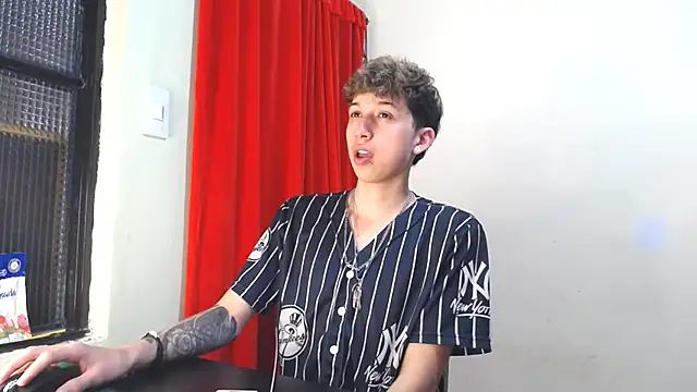 Snapshot of _Thomas_hot_ chatting on 02.04.25 Thomas hot online show from 02.04.25