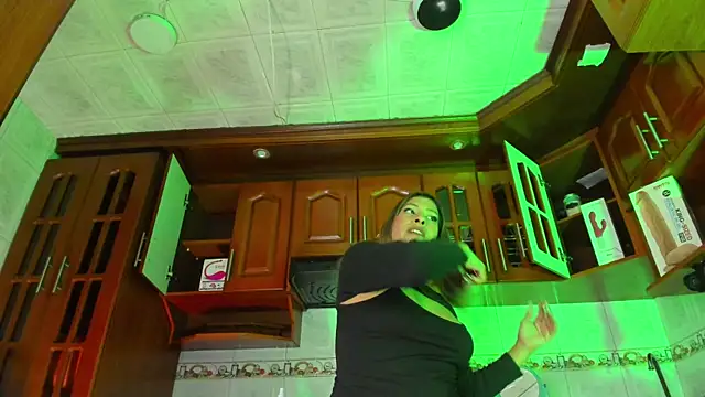 Snapshot of LaureenHills chatting on 02.11.25 LaureenHills online show from 02.11.25