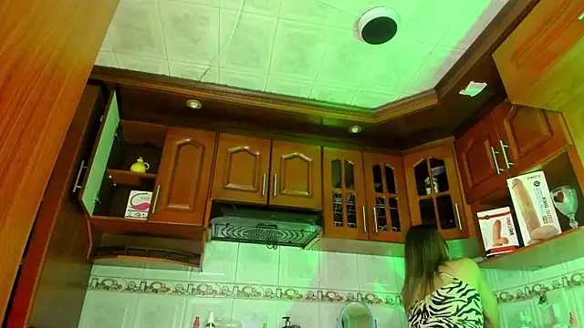 Snapshot of LaureenHills chatting on 02.19.25 LaureenHills online show from 02.19.25