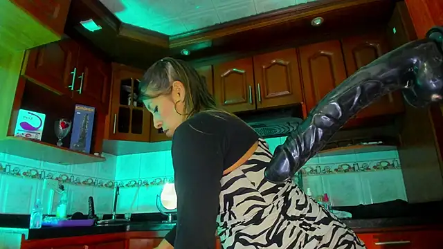 Snapshot of LaureenHills chatting on 03.05.25 LaureenHills online show from 03.05.25