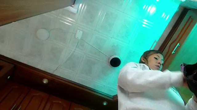 Snapshot of LaureenHills chatting on 03.06.25 LaureenHills online show from 03.06.25