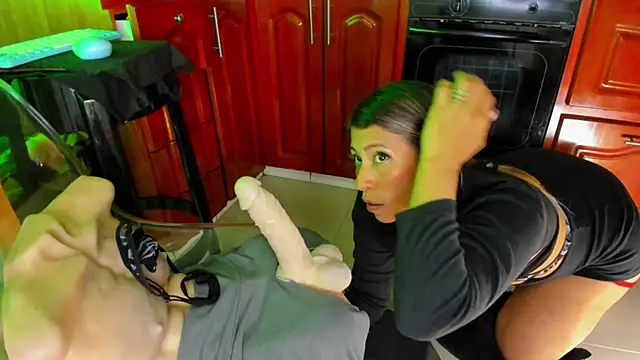 Snapshot of LaureenHills chatting on 03.11.25 LaureenHills online show from 03.11.25