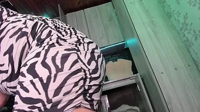 Snapshot of LaureenHills chatting on 10.29.25 LaureenHills online show from 10.29.25