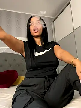 Snapshot of _adelle chatting on 09.17.25 adelle online show from 09.17.25