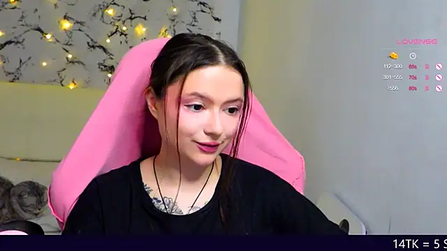 Snapshot of me__hanna chatting on 03.08.25 me hanna online show from 03.08.25