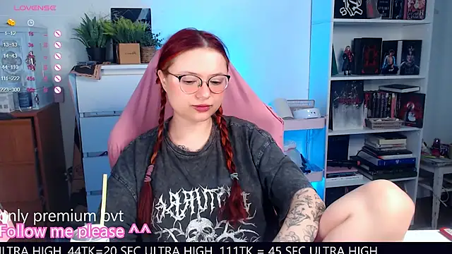 Snapshot of me__hanna chatting on 11.10.25 me hanna online show from 11.10.25