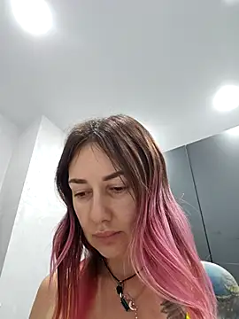 Snapshot of BlueXOwl chatting on 10.09.25 BlueXOwl online show from 10.09.25