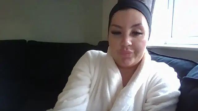 Snapshot of magical_mia chatting on 01.22.25 magical mia online show from 01.22.25