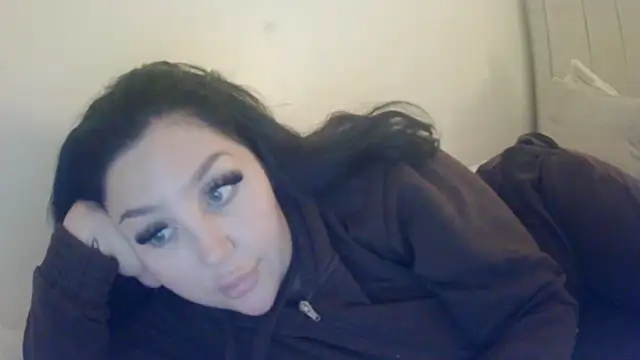 Snapshot of magical_mia chatting on 10.08.25 magical mia online show from 10.08.25