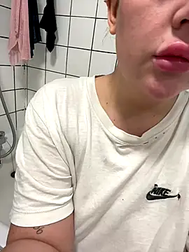 Snapshot of magical_mia chatting on 11.07.25 magical mia online show from 11.07.25