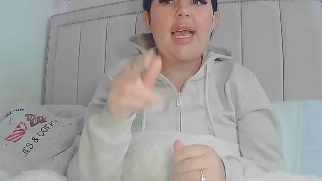 Snapshot of magical_mia chatting on 11.18.25 magical mia online show from 11.18.25