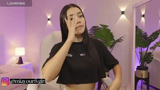 miagomezweb1 online show from 10.17.25