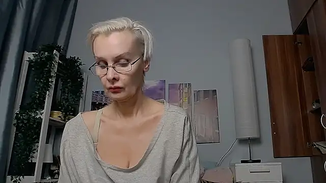 Snapshot of HelgaHimmell chatting on 01.22.25 HelgaHimmell online show from 01.22.25