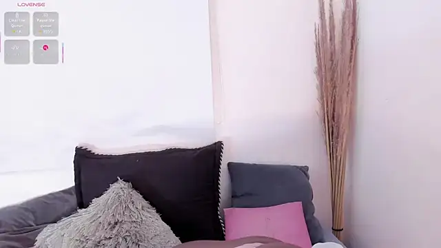 Snapshot of Aishaza1 chatting on 12.21.25 Aishaza1 online show from 12.21.25