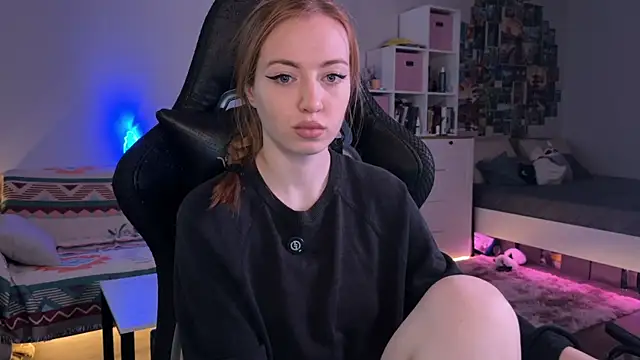 Snapshot of LinaWitch chatting on 10.14.25 LinaWitch online show from 10.14.25