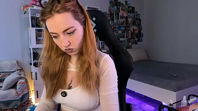 Snapshot of LinaWitch chatting on 10.28.25 LinaWitch online show from 10.28.25