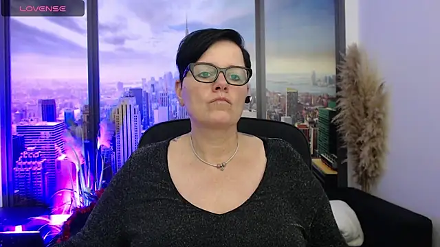 Snapshot of ninarandmann chatting on 12.10.24 ninarandmann online show from 12.10.24