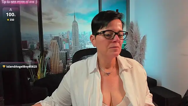 Snapshot of ninarandmann chatting on 10.24.25 ninarandmann online show from 10.24.25