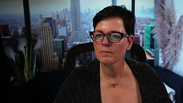 Snapshot of ninarandmann chatting on 10.29.25 ninarandmann online show from 10.29.25