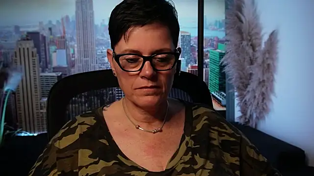 Snapshot of ninarandmann chatting on 11.22.25 ninarandmann online show from 11.22.25