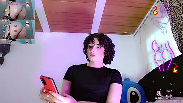 Snapshot of DoveCameron_ chatting on 12.13.24 DoveCameron online show from 12.13.24