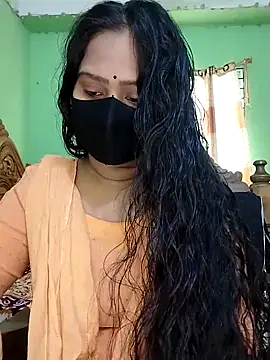 Idhika Paul online show from 03.04.25