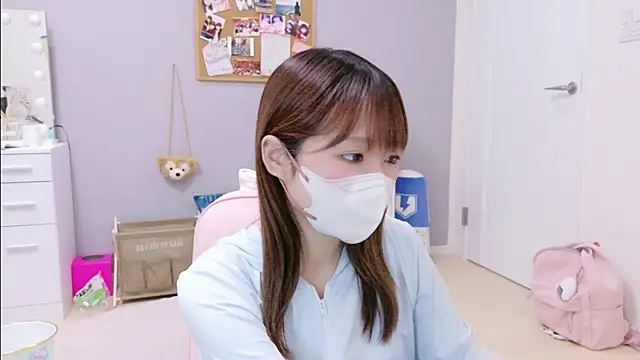 Snapshot of Yui-Ch chatting on 11.16.25 Yui-Ch online show from 11.16.25