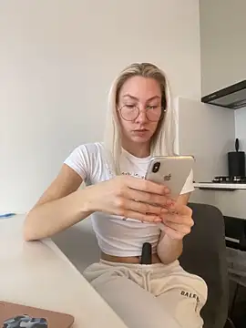 LuisaBecker online show from 12.12.24