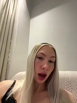 LuisaBecker online show from 03.10.25