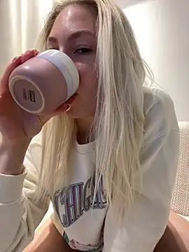 LuisaBecker online show from 03.18.25