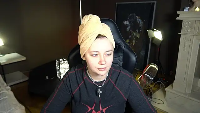 Snapshot of carolina_elf chatting on 02.20.25 carolina elf online show from 02.20.25