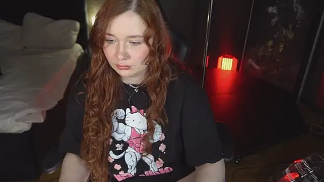 Snapshot of carolina_elf chatting on 02.21.25 carolina elf online show from 02.21.25