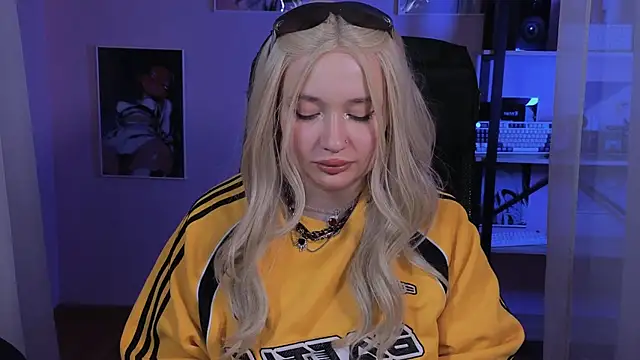 Snapshot of carolina_elf chatting on 10.25.25 carolina elf online show from 10.25.25