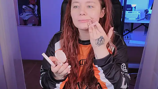 Snapshot of carolina_elf chatting on 10.29.25 carolina elf online show from 10.29.25