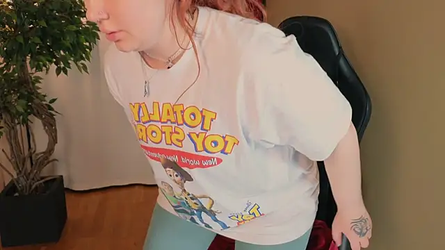 Snapshot of carolina_elf chatting on 11.16.25 carolina elf online show from 11.16.25