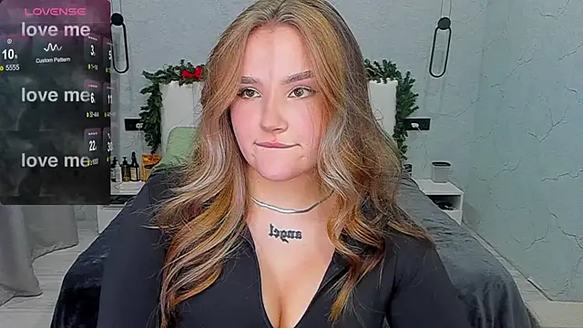 Snapshot of little_m0use chatting on 11.29.25 little m0use online show from 11.29.25