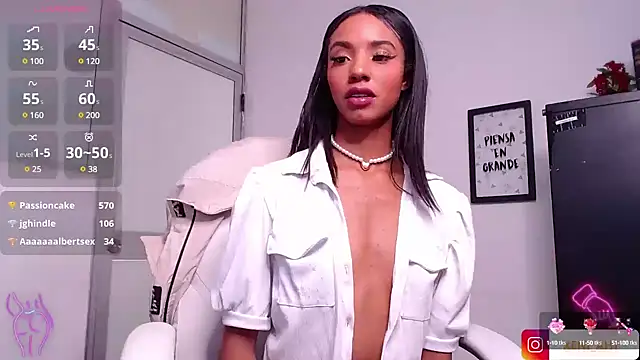 Snapshot of xenia_golden chatting on 02.02.25 xenia golden online show from 02.02.25