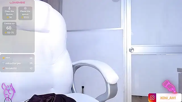 Snapshot of xenia_golden chatting on 02.18.25 xenia golden online show from 02.18.25