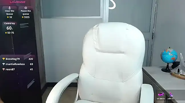 Snapshot of xenia_golden chatting on 02.27.25 xenia golden online show from 02.27.25